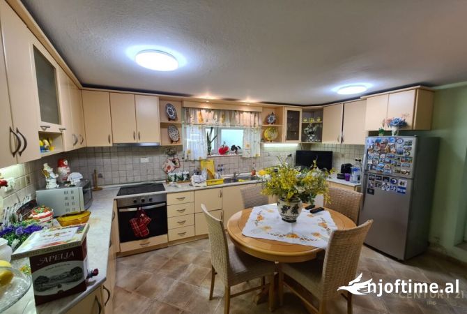 Shtepi me qera Vila Luksoze ne Tirane, 3+1, Mobilimi E mobiluar, Pagesa 2,500  Euro.