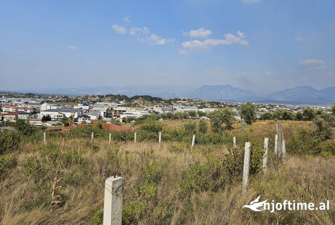 Truall ose Toke  ne Tirane - 75,000 Euro