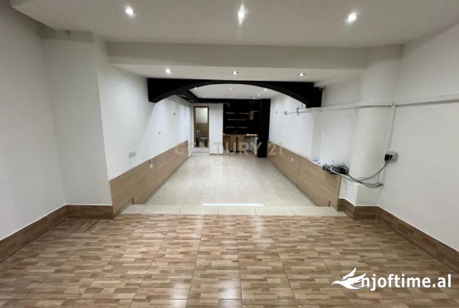 Ambient biznesi me qera 2+1 ne Tirane - 400 Euro