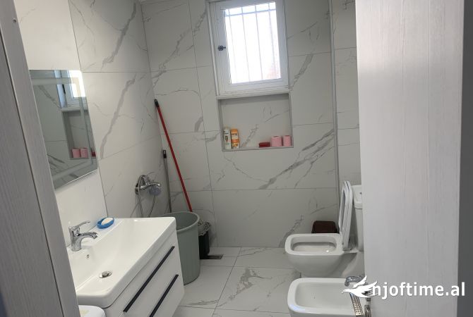 Jepet apartament me qera buze rruges Kryesore te Myslym Shyrit