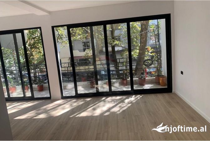Ambient biznesi me qera 3+1 ne Tirane - 1,200 Euro