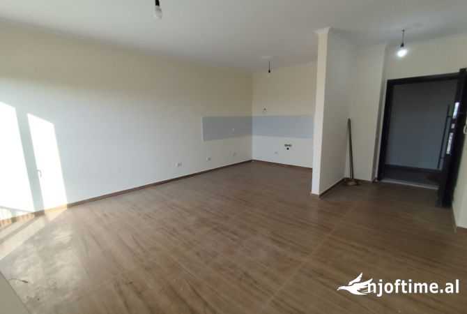 Shtepi ne shitje Apartament ne Tirane, 2+1, Mobilimi Bosh, pa mobiluar, Pagesa 120,000  Euro.