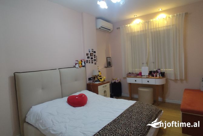 Shtepi ne shitje Apartament ne Tirane, 2+1, Mobilimi E mobiluar, Pagesa 200,000  Euro.