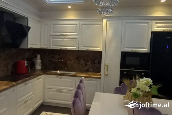 Shtepi ne shitje Apartament ne Tirane, 3+1, Mobilimi E mobiluar, Pagesa 265,000  Euro.