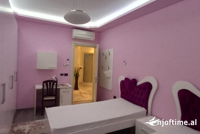 Shtepi ne shitje Apartament ne Tirane, 3+1, Mobilimi E mobiluar, Pagesa 265,000  Euro.