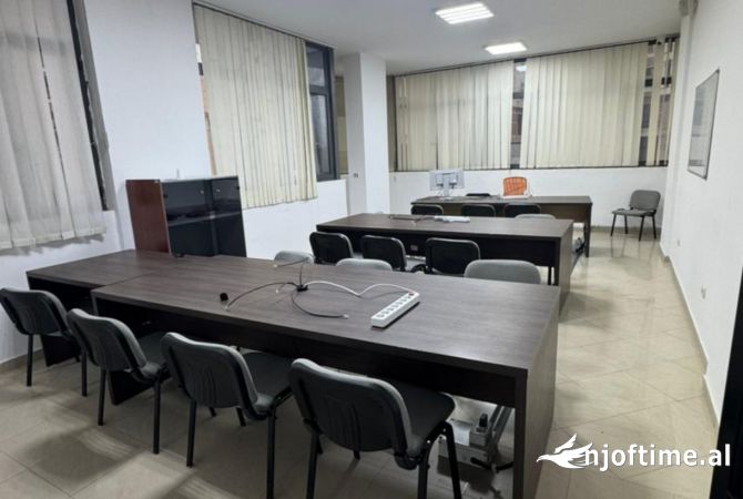 Ambient biznesi me qera 3+1 ne Tirane - 1,300 Euro