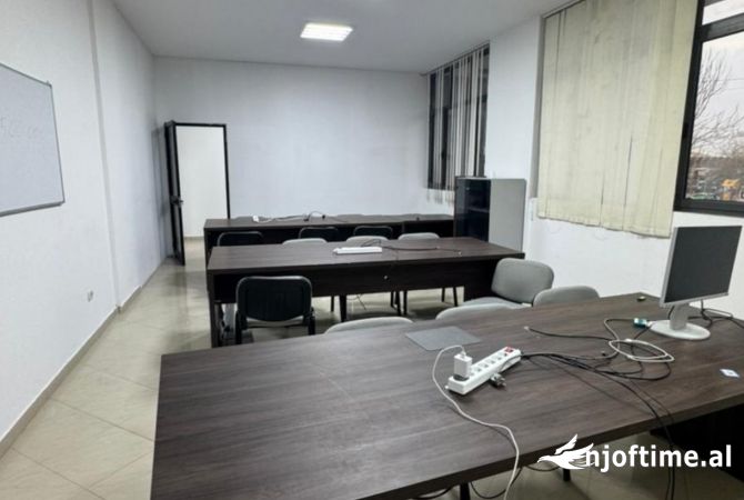 Ambient biznesi me qera 3+1 ne Tirane - 1,300 Euro