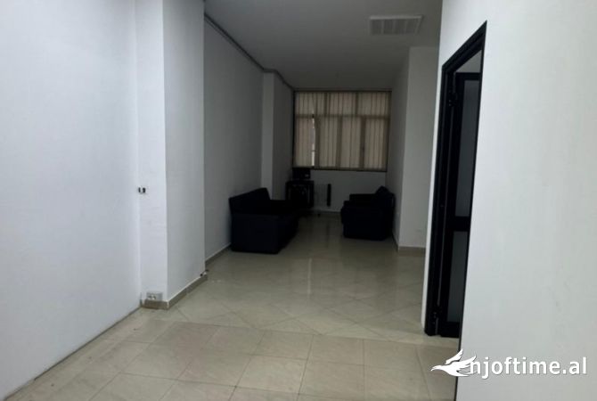 Ambient biznesi me qera 3+1 ne Tirane - 1,300 Euro