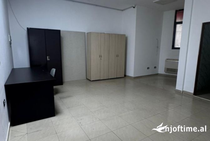 Ambjent biznesi me qera ne Zogu Zi