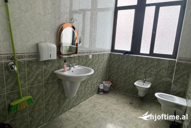 Ambjent biznesi me qera ne Zogu Zi