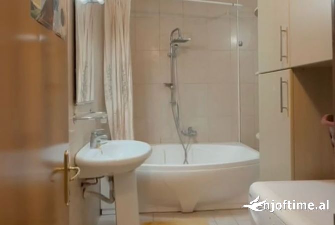 Shtepi me qera Apartament ne Tirane, 2+1, Mobilimi E mobiluar, Pagesa 75,000  Leke.