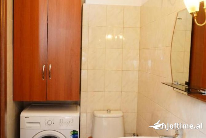 Shtepi me qera Apartament ne Tirane, 2+1, Mobilimi E mobiluar, Pagesa 800  Euro.