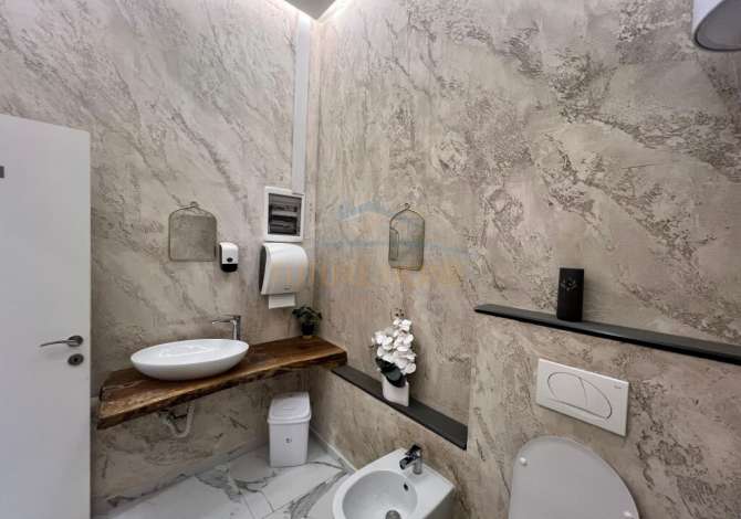 Ambient biznesi me qera 2+1 ne Tirane - 900 Euro