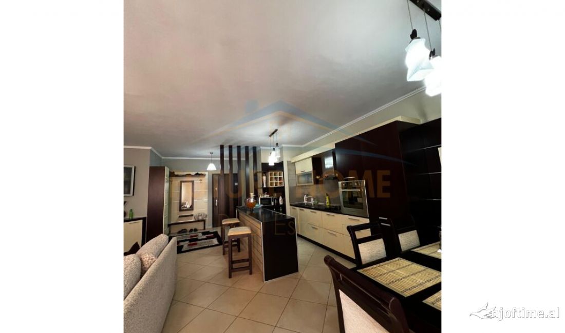 Shtepi ne shitje Apartament ne Tirane, 2+1, Mobilimi Pjeserisht e mobiluar, Pagesa 150,000  Euro.