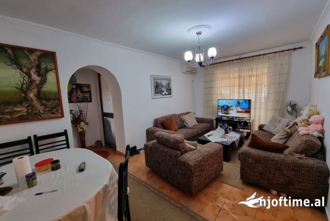 Shtepi ne shitje Apartament ne Tirane, 3+1, Mobilimi E mobiluar, Pagesa 139,000  Euro.