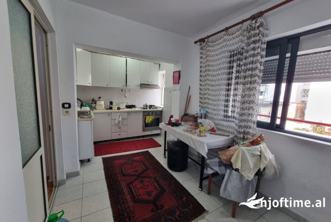 Shtepi ne shitje Apartament ne Tirane, 3+1, Mobilimi E mobiluar, Pagesa 139,000  Euro.