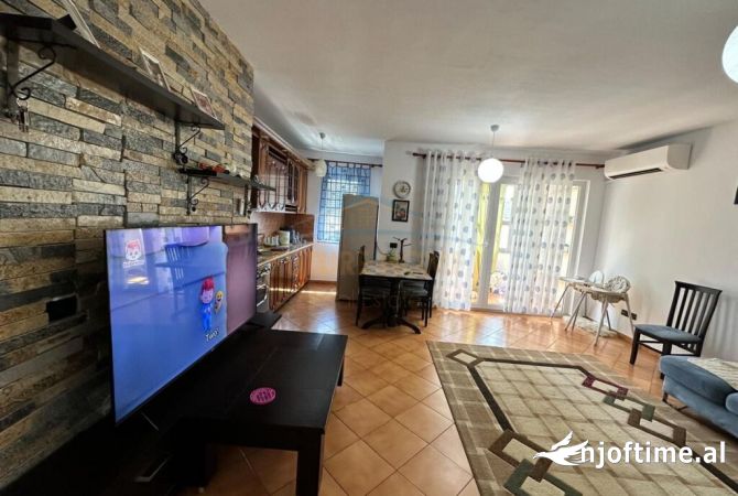 Shtepi ne shitje Apartament ne Tirane, 3+1, Mobilimi E mobiluar, Pagesa 220,000  Euro.