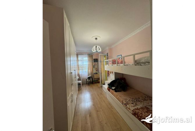 Shtepi ne shitje Apartament ne Tirane, 3+1, Mobilimi E mobiluar, Pagesa 215,000  Euro.
