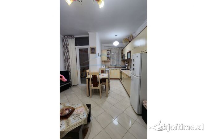 Shtepi ne shitje Apartament ne Tirane, 2+1, Mobilimi E mobiluar, Pagesa 151,000  Euro.