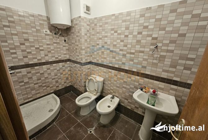 Shtepi ne shitje Apartament ne Tirane, 2+1, Mobilimi Bosh, pa mobiluar, Pagesa 260,000  Euro.