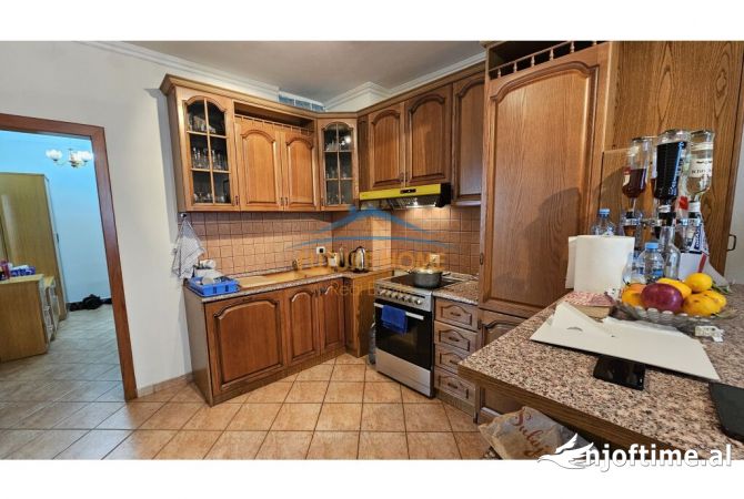 Shtepi ne shitje Apartament ne Tirane, 2+1, Mobilimi E mobiluar, Pagesa 224,000  Euro.