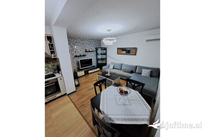 Shtepi me qera Apartament ne Tirane, 3+1, Mobilimi E mobiluar, Pagesa 850  Euro.