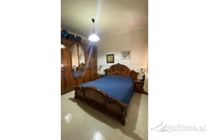 Shtepi ne shitje Apartament ne Tirane, 2+1, Mobilimi E mobiluar, Pagesa 180,000  Euro.