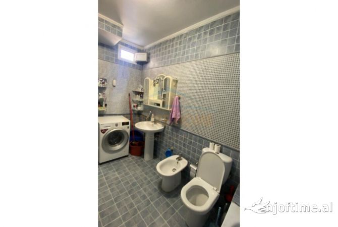 Shtepi ne shitje Apartament ne Tirane, 2+1, Mobilimi E mobiluar, Pagesa 180,000  Euro.