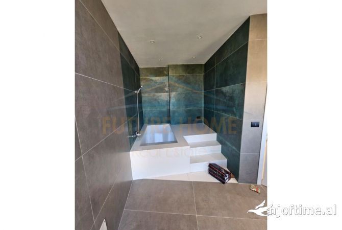 Shtepi ne shitje Vila Luksoze ne Tirane, 4+1, Mobilimi Pjeserisht e mobiluar, Pagesa 550,000  Euro.