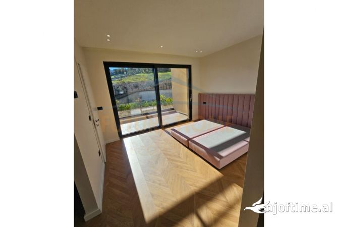 Shtepi ne shitje Vila Luksoze ne Tirane, 4+1, Mobilimi Pjeserisht e mobiluar, Pagesa 550,000  Euro.