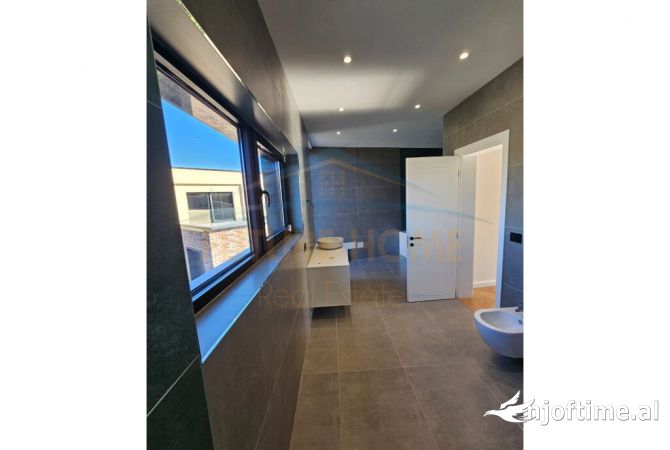 Shtepi ne shitje Vila Luksoze ne Tirane, 4+1, Mobilimi Pjeserisht e mobiluar, Pagesa 550,000  Euro.