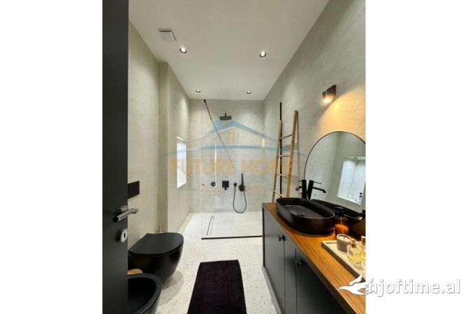 Shtepi ne shitje Vila Luksoze ne Tirane, 5+1, Mobilimi E mobiluar, Pagesa 1,450,000  Euro.