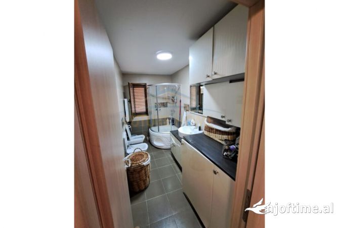 Shtepi me qera Apartament ne Tirane, 3+1, Mobilimi E mobiluar, Pagesa 850  Euro.
