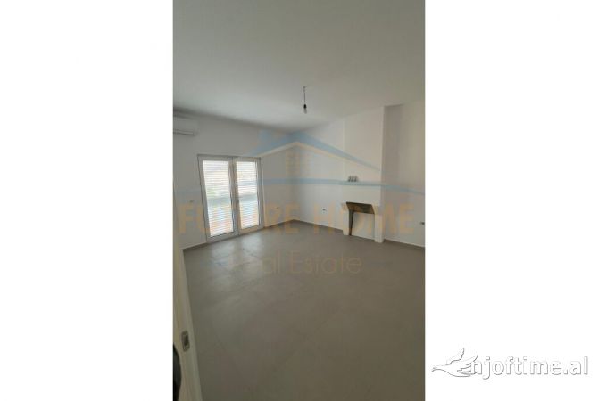 Shtepi me qera Apartament ne Tirane, 3+1, Mobilimi Pjeserisht e mobiluar, Pagesa 750  Euro.