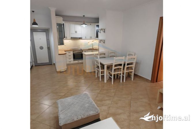 Shtepi me qera Apartament ne Tirane, 2+1, Mobilimi E mobiluar, Pagesa 450  Euro.