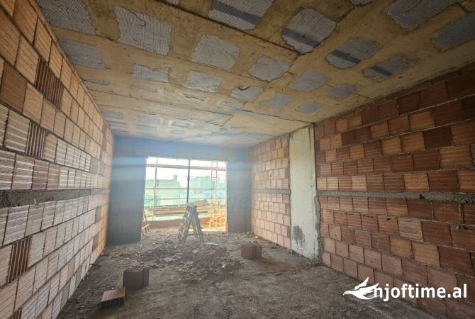 Shtepi ne shitje Apartament ne Tirane, 2+1, Mobilimi Bosh, pa mobiluar, Pagesa 125,000  Euro.