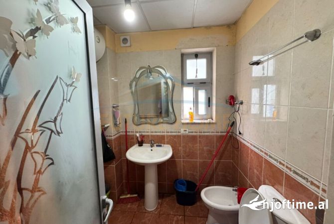 Shtepi ne shitje Apartament ne Tirane, 2+1, Mobilimi E mobiluar, Pagesa 122,000  Euro.