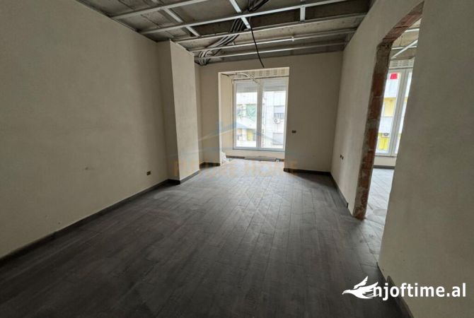 Shtepi ne shitje Apartament ne Tirane, 1+1, Mobilimi Bosh, pa mobiluar, Pagesa 100,800  Euro.