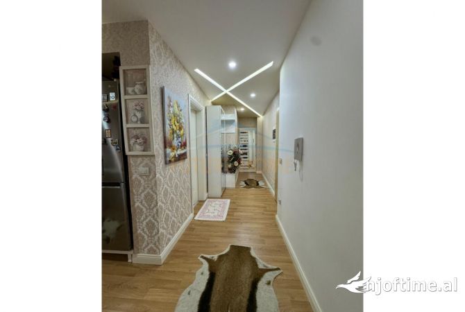 Shtepi ne shitje Apartament ne Tirane, 2+1, Mobilimi E mobiluar, Pagesa 225,000  Euro.