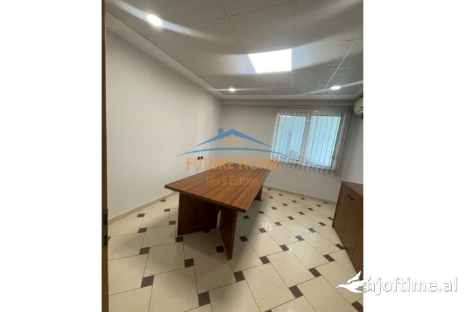Ambient biznesi me qera 3+1 ne Tirane - 1,300 Euro