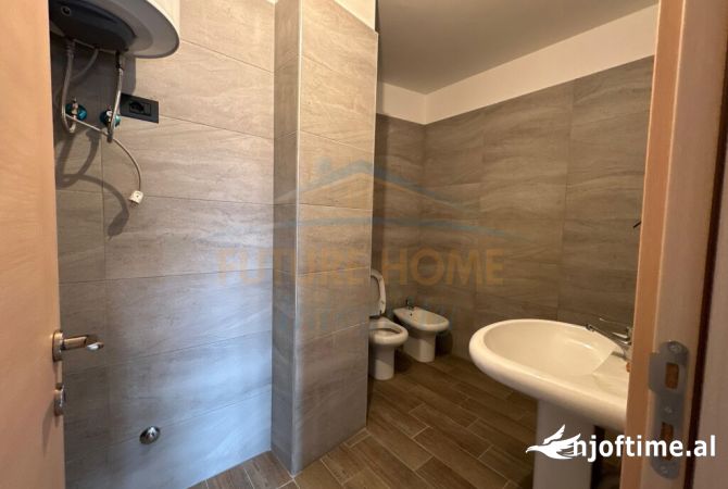 Shtepi ne shitje Apartament ne Tirane, 4+1, Mobilimi Bosh, pa mobiluar, Pagesa 250,000  Euro.