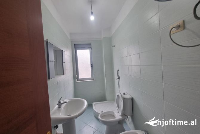 Shtepi ne shitje Apartament ne Tirane, 1+1, Mobilimi Bosh, pa mobiluar, Pagesa 89,000  Euro.