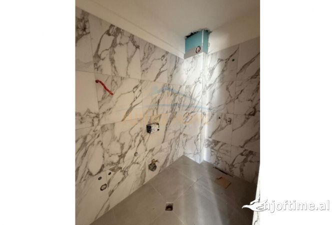 Shtepi ne shitje Apartament ne Tirane, Garsoniere, Mobilimi Bosh, pa mobiluar, Pagesa 76,000  Euro.