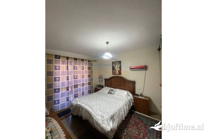Shtepi ne shitje Apartament ne Tirane, 2+1, Mobilimi Bosh, pa mobiluar, Pagesa 150,000  Euro.