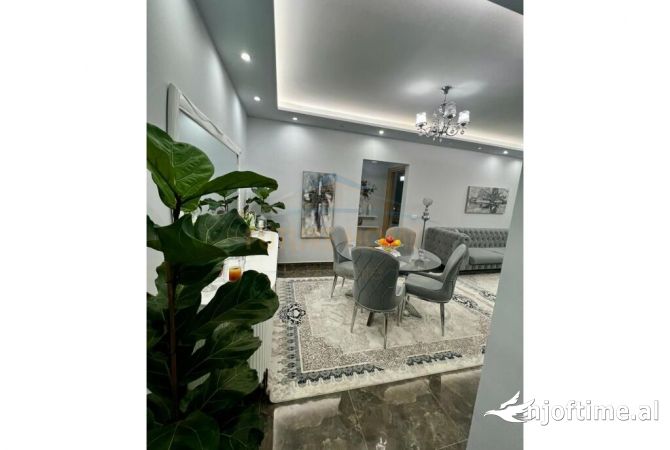 Shtepi ne shitje Apartament ne Tirane, 2+1, Mobilimi E mobiluar, Pagesa 300,000  Euro.