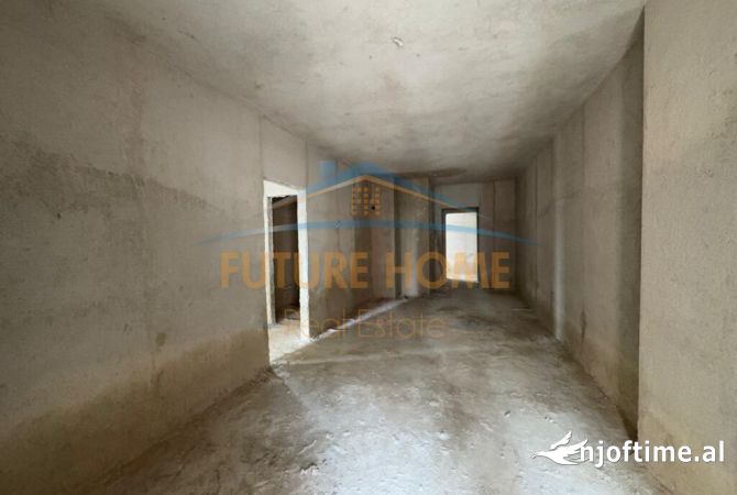 Shtepi ne shitje Apartament ne Tirane, 3+1, Mobilimi Bosh, pa mobiluar, Pagesa 131,000  Euro.