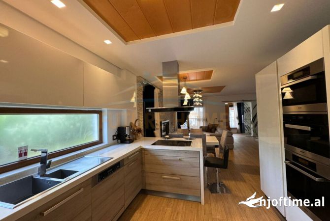 Shtepi me qera 4+1 ne Tirane - 2,500 Euro