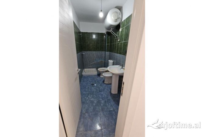 Shtepi ne shitje Apartament ne Durres, 1+1, Mobilimi Bosh, pa mobiluar, Pagesa 80,000  Euro.