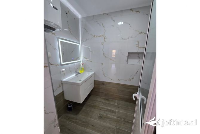 Shtepi ne shitje Apartament ne Tirane, 2+1, Mobilimi Bosh, pa mobiluar, Pagesa 210,000  Euro.