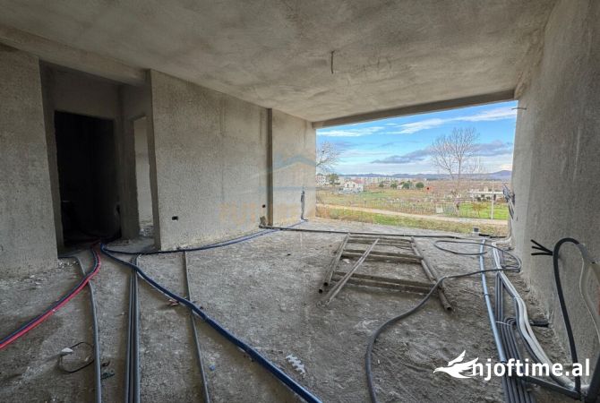 Shtepi ne shitje Apartament ne Durres, 1+1, Mobilimi Bosh, pa mobiluar, Pagesa 155,000  Euro.